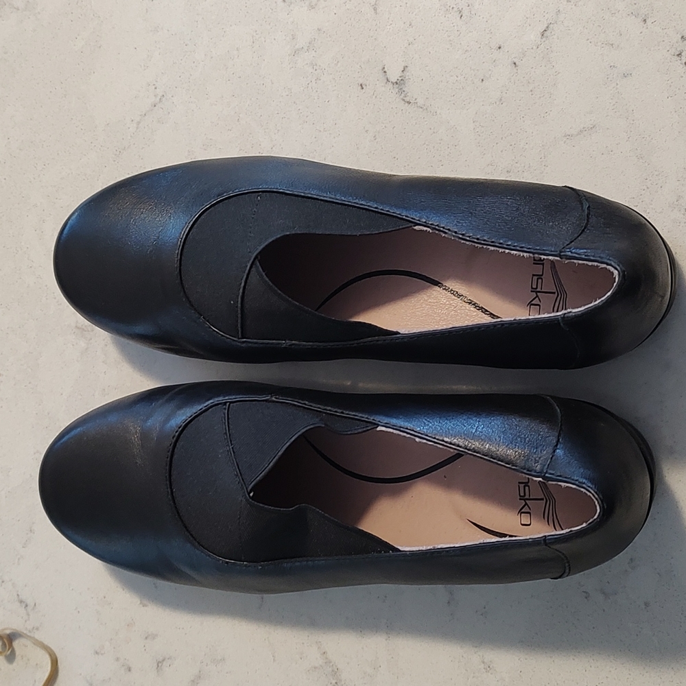 Danskin Chelsea slip on leather shoes